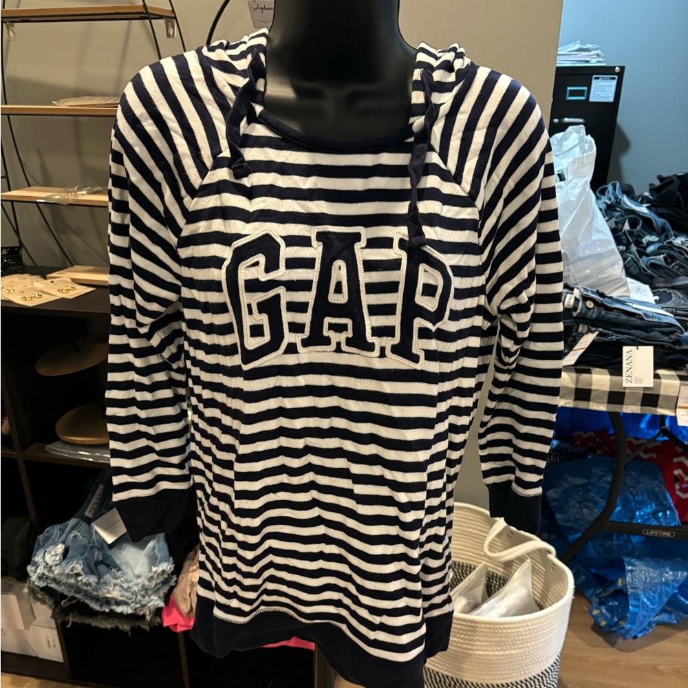 Size M Gap navy/white classic style hoodie